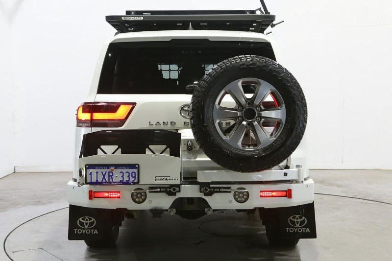 
								2022 Toyota Landcruiser Sahara FJA300R full									
