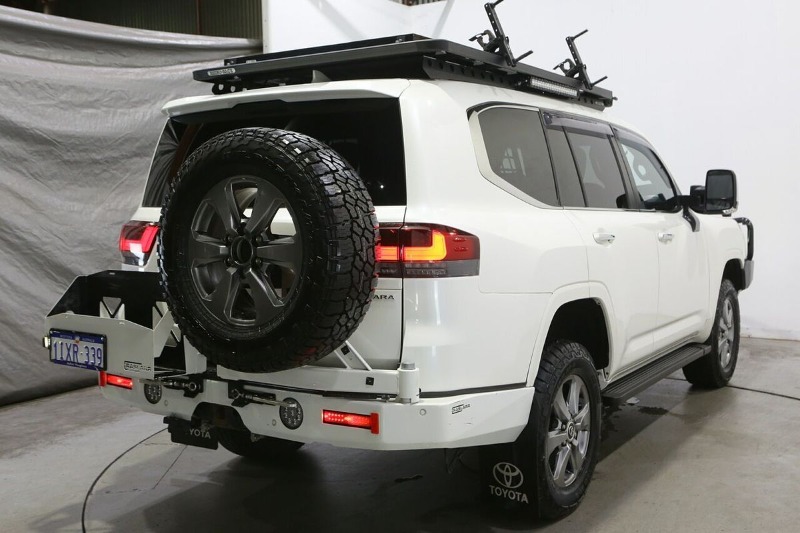 
								2022 Toyota Landcruiser Sahara FJA300R full									