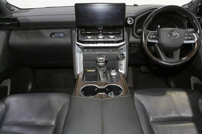 
								2022 Toyota Landcruiser Sahara FJA300R full									