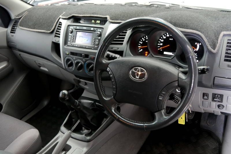 
								2011 Toyota Hilux SR5 Manual full									