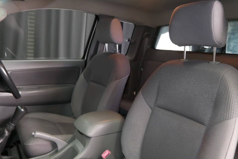 
								2011 Toyota Hilux SR5 Manual full									