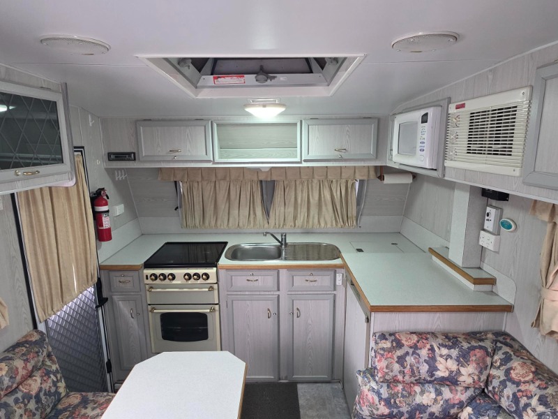 
								2003 PARAMOUNT DELTA TOURING CARAVAN full									