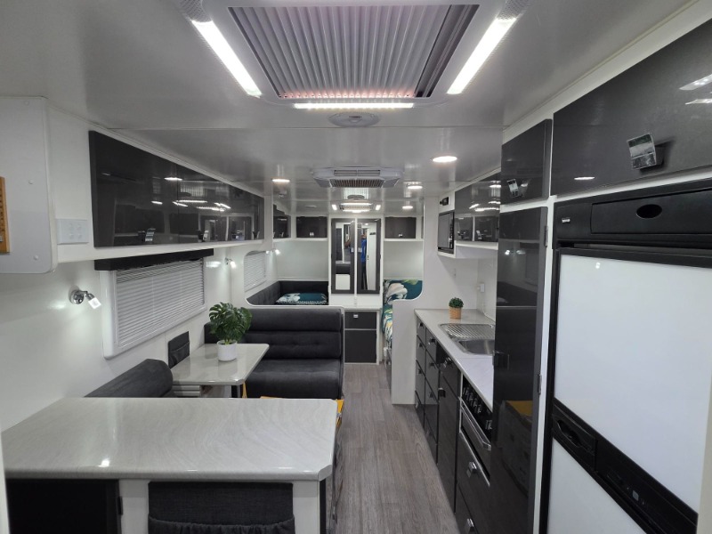 
								2018 PARAMOUNT COMMANDER 206 SINGLE BEDS SEMI OFF-ROAD CARAVAN full									