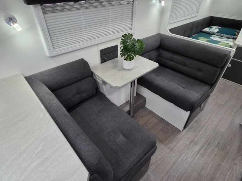 
								2018 PARAMOUNT COMMANDER 206 SINGLE BEDS SEMI OFF-ROAD CARAVAN full									