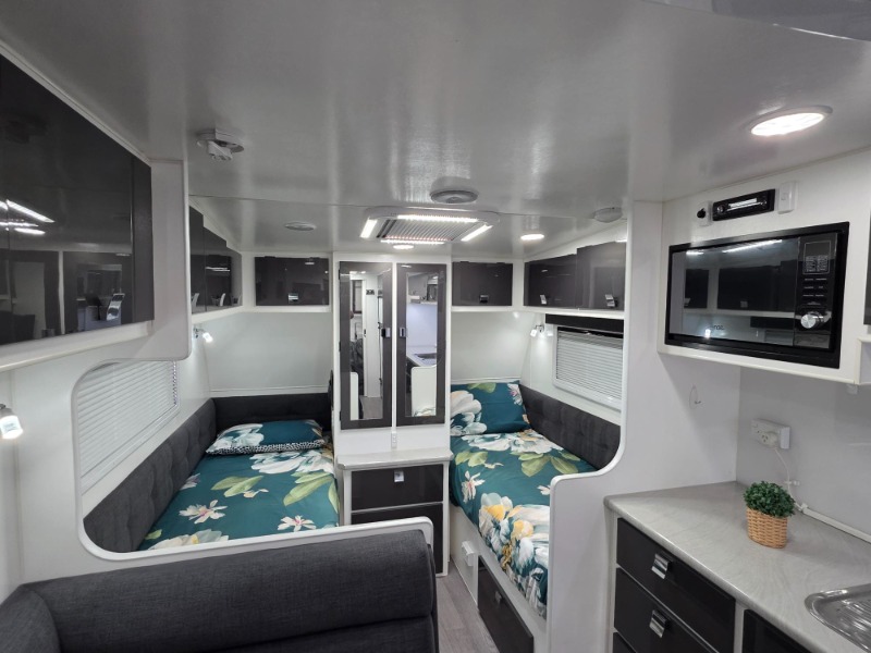 
								2018 PARAMOUNT COMMANDER 206 SINGLE BEDS SEMI OFF-ROAD CARAVAN full									