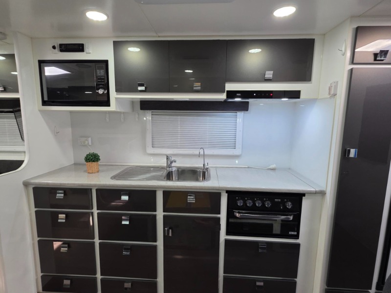 
								2018 PARAMOUNT COMMANDER 206 SINGLE BEDS SEMI OFF-ROAD CARAVAN full									