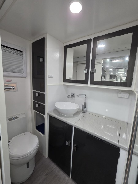 
								2018 PARAMOUNT COMMANDER 206 SINGLE BEDS SEMI OFF-ROAD CARAVAN full									
