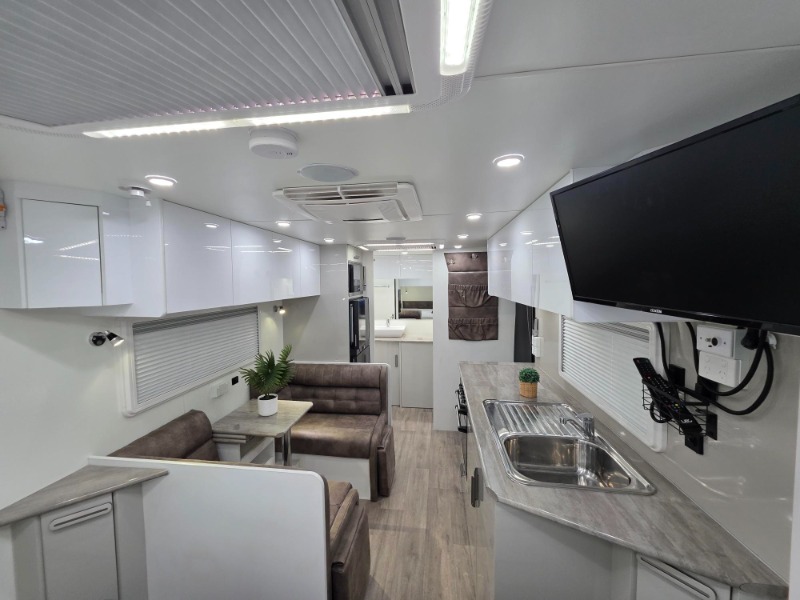 
								2021 LEGEND TRACKLINE 18’6 FT OFF-ROAD CARAVAN WITH EXTERNAL KITCHEN full									