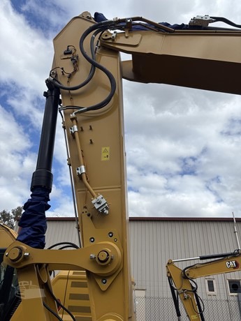 
								2026 CATERPILLAR 330 full									