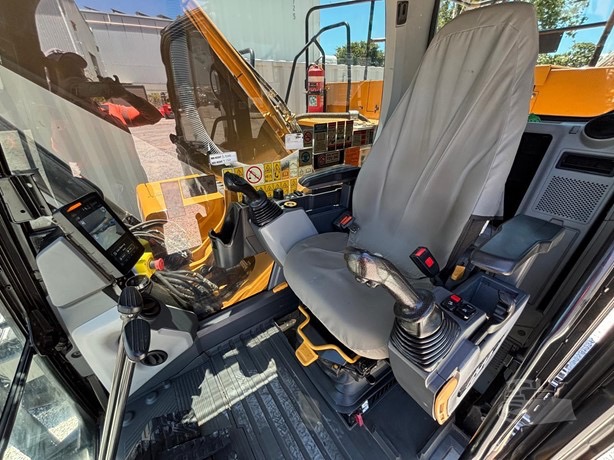 
								2023 CATERPILLAR 330GC full									