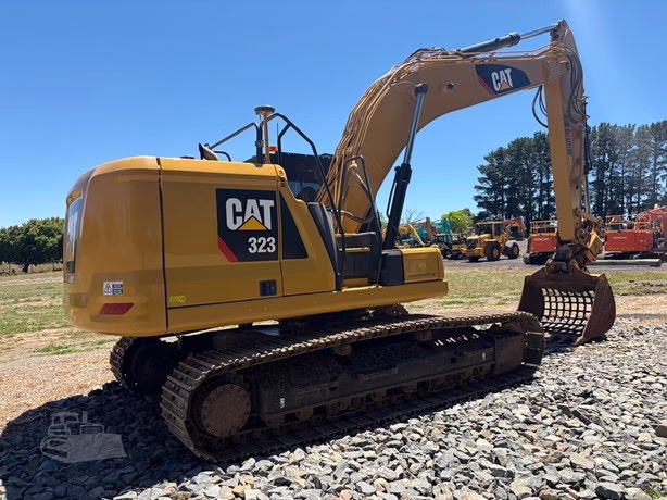
								2018 CATERPILLAR 323 full									