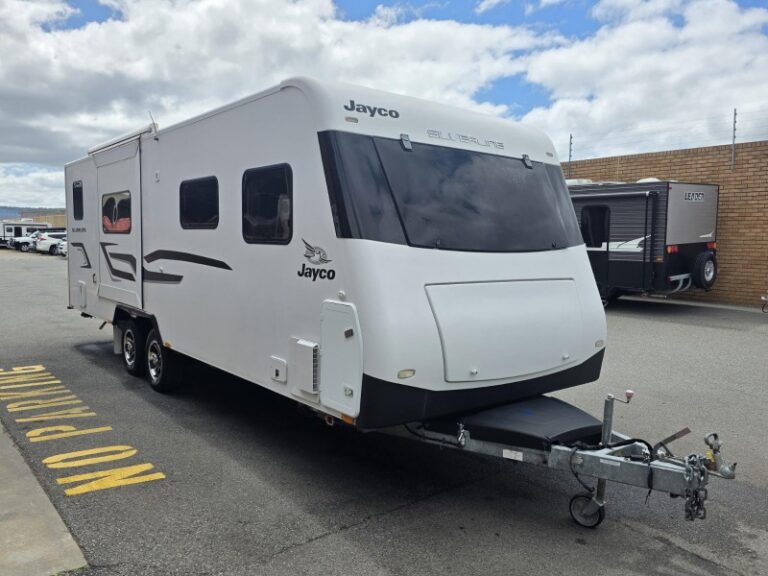 2015 JAYCO SILVERLINE SLIDE-OUT CLUB LOUNGE OFF-ROAD CAPABLE CARAVAN