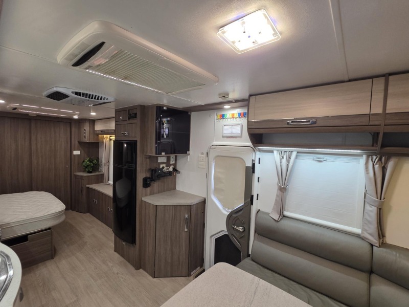 
								2015 JAYCO SILVERLINE SLIDE-OUT CLUB LOUNGE OFF-ROAD CAPABLE CARAVAN full									