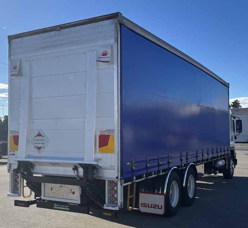 
								Isuzu F Series FVL240-300 Curtainsider (2019) full									