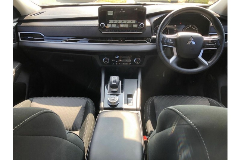 
								Mitsubishi Outlander ES ZM (2021) full									