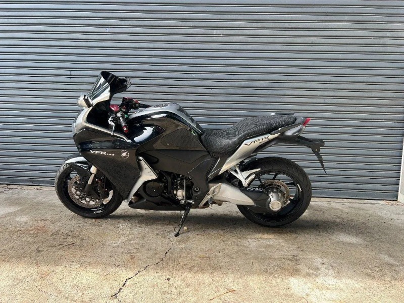 
								2011 Honda 1200CC VFR1200F Road full									
