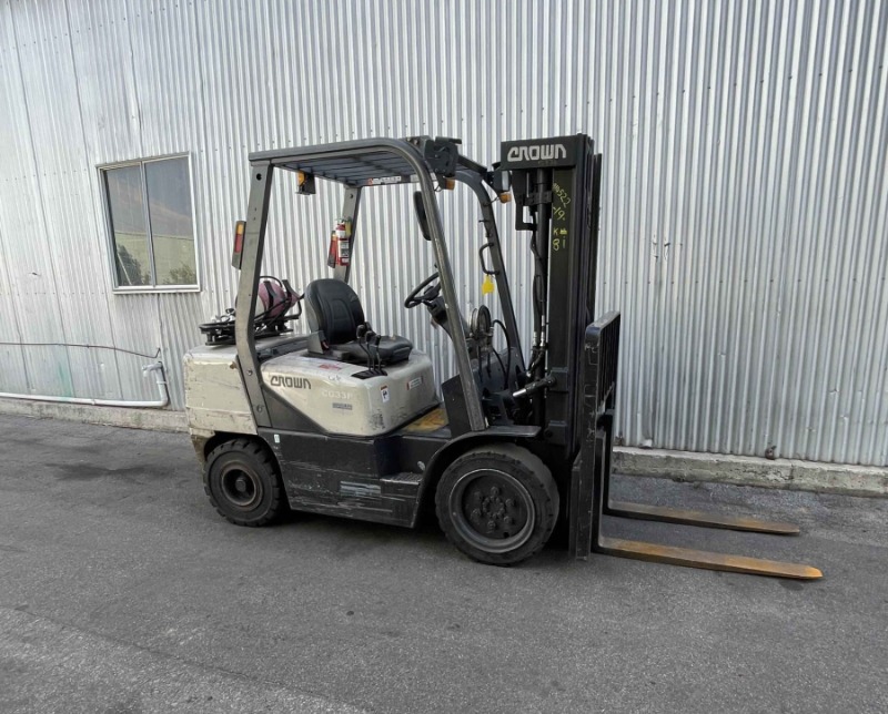 Komatsu 5000kg LPG forklift with 4500mm 2-stage mast, fire extinguisher, & fork positioner