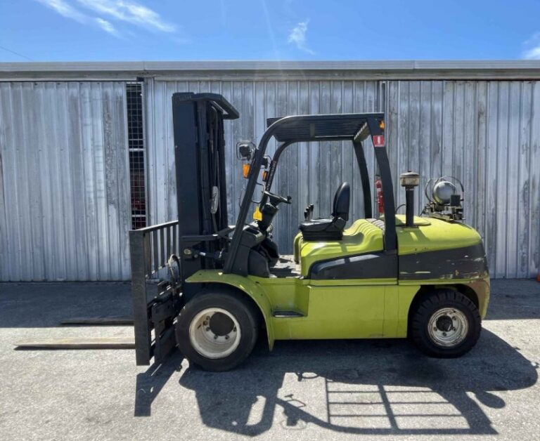 Clark 5000kg capacity LPG forklift with 5500mm 3 stage mast, sideshift, & fork positioner