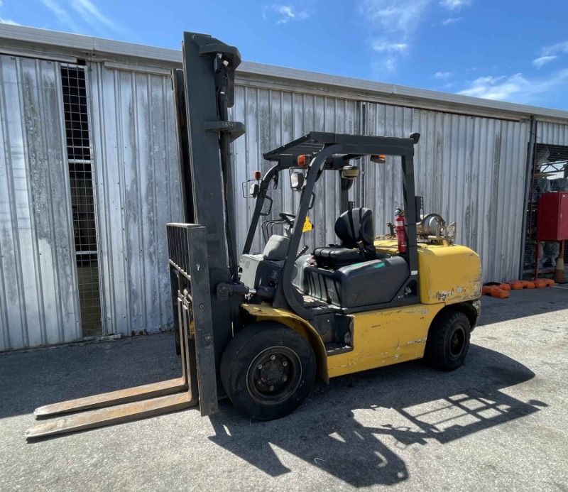 
								Komatsu 5000kg LPG forklift with 4500mm 2-stage mast, fire extinguisher, & fork positioner full									