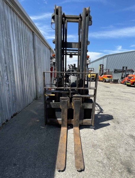 
								Komatsu 5000kg LPG forklift with 4500mm 2-stage mast, fire extinguisher, & fork positioner full									