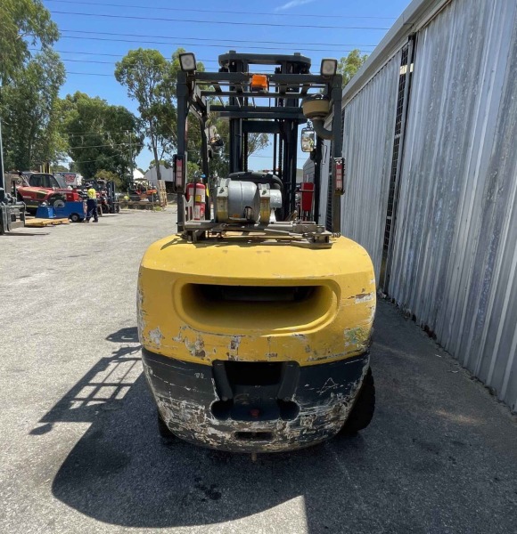 
								Komatsu 5000kg LPG forklift with 4500mm 2-stage mast, fire extinguisher, & fork positioner full									