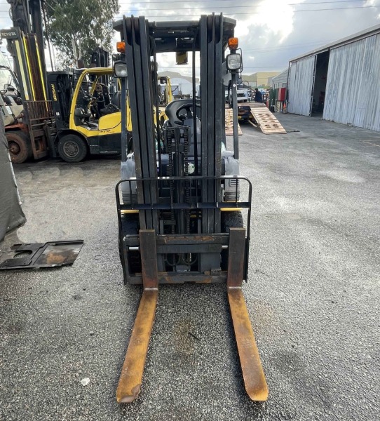 
								Komatsu 1800kg LPG forklift with 4300mm 3-stage mast & sideshift full									