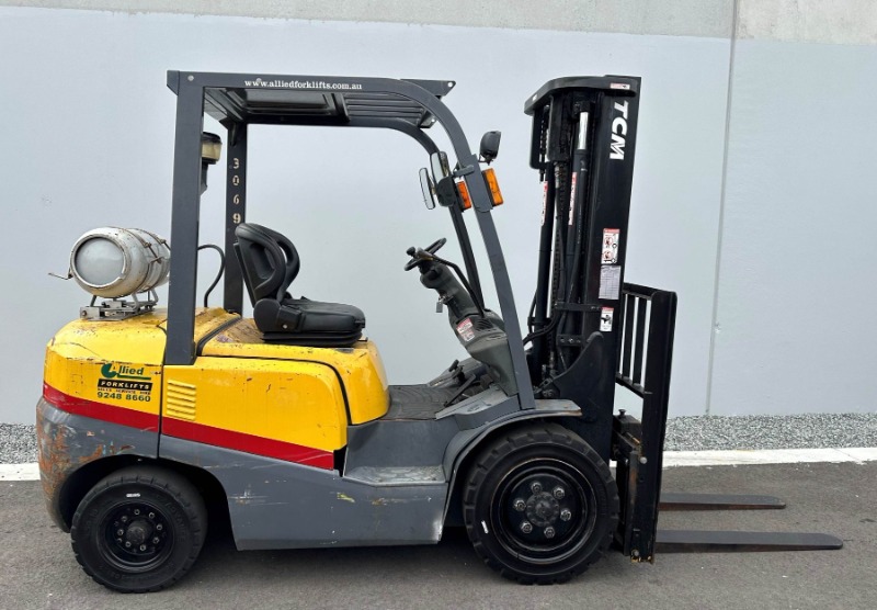 
								TCM 3000kg LPG with 4800mm mast full									