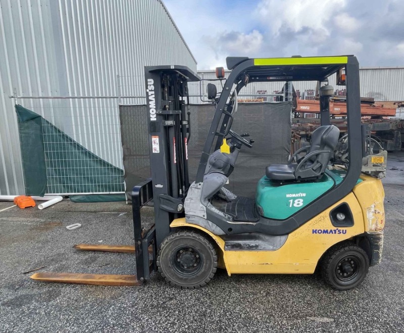 
								Komatsu 1800kg LPG forklift with 4300mm 3-stage mast & sideshift full									