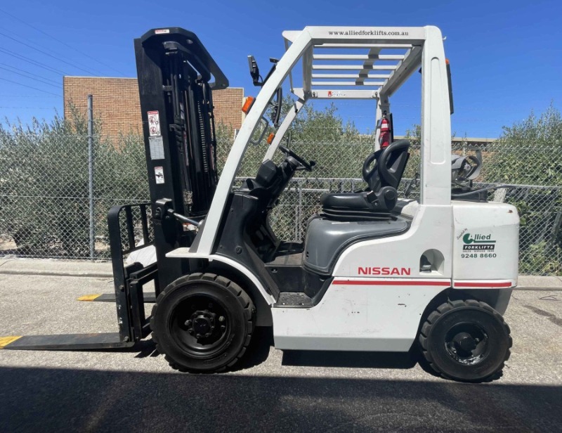
								Nissan 2500kg LPG forklift with 4500mm 3 stage mast & sideshift full									
