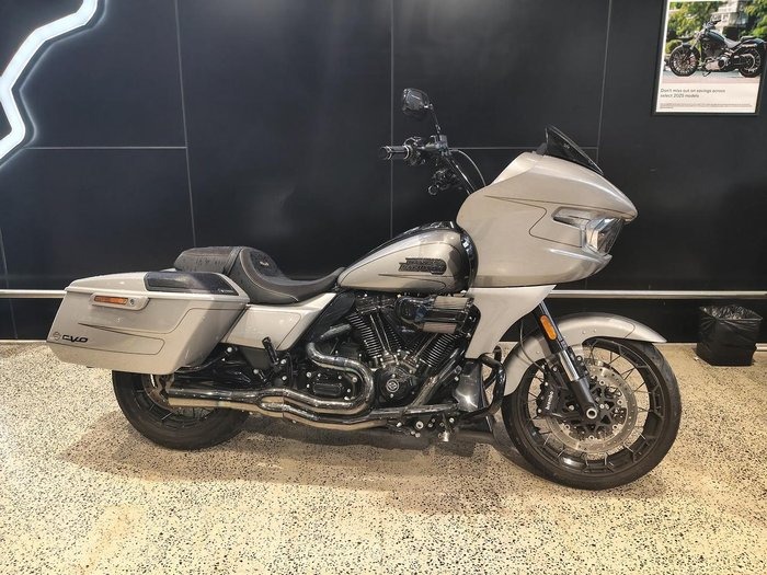 Harley-Davidson CVO Road Glide 121 (FLTRXSE) Touring