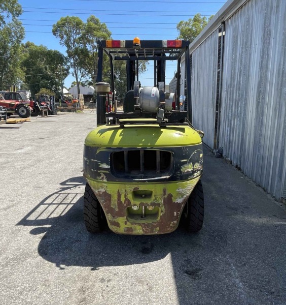 
								Clark 5000kg capacity LPG forklift with 5500mm 3 stage mast, sideshift, & fork positioner full									