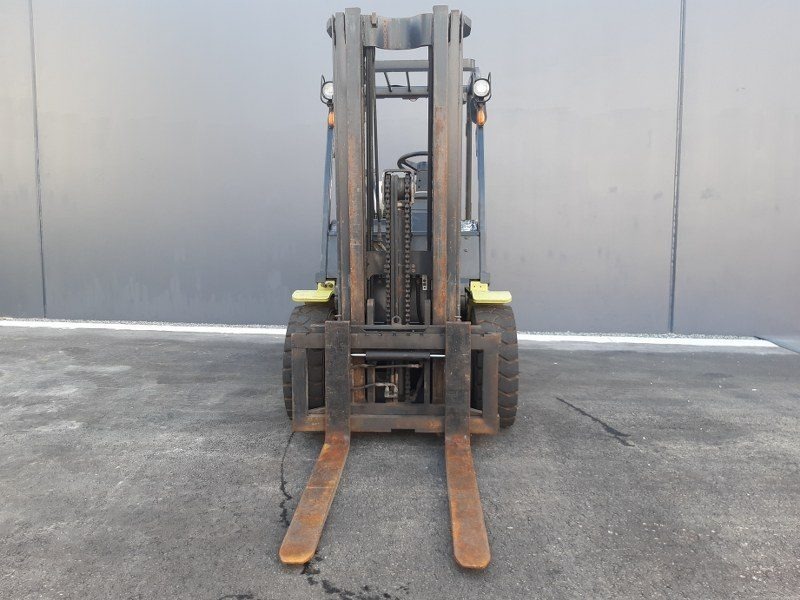 
								Clark 3000kg capacity LPG forklift with 3 stage mast and sideshift full									