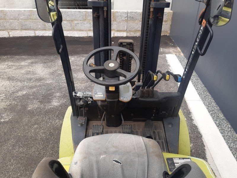 
								Clark 3000kg capacity LPG forklift with 3 stage mast and sideshift full									