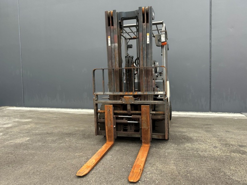 
								Crown 3300kg LPG forklift with 3 stage mast, sideshift and weight gauge. full									