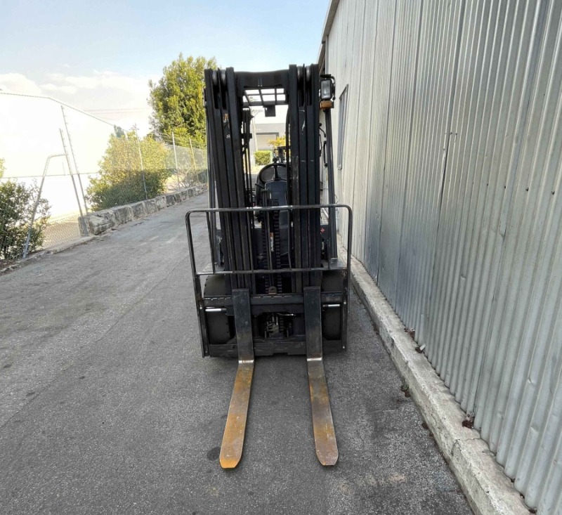 
								Komatsu 5000kg LPG forklift with 4500mm 2-stage mast, fire extinguisher, & fork positioner full									