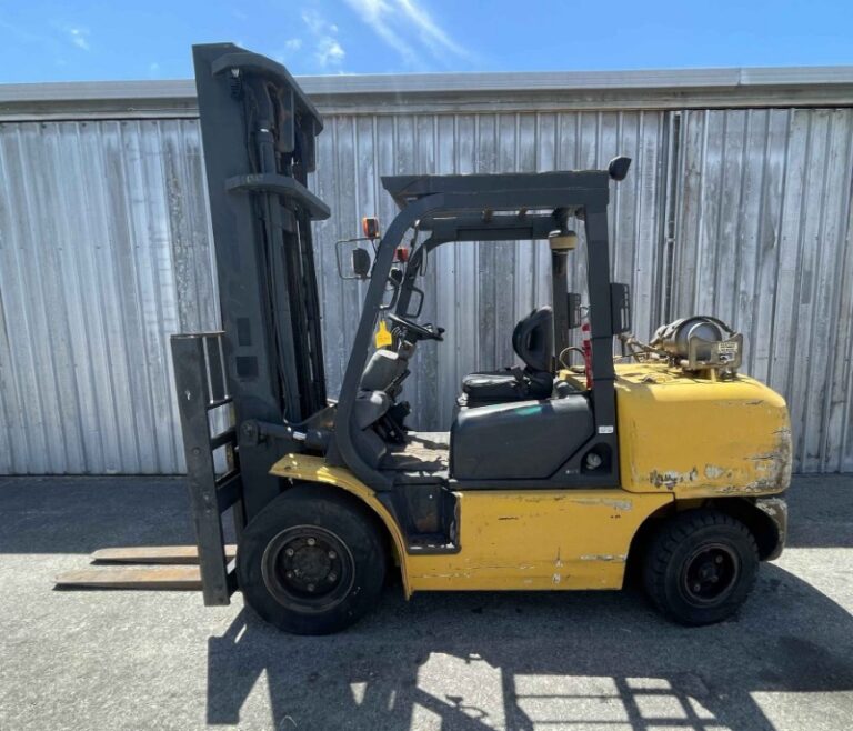 Komatsu 5000kg LPG forklift with 4500mm 2-stage mast, fire extinguisher, & fork positioner