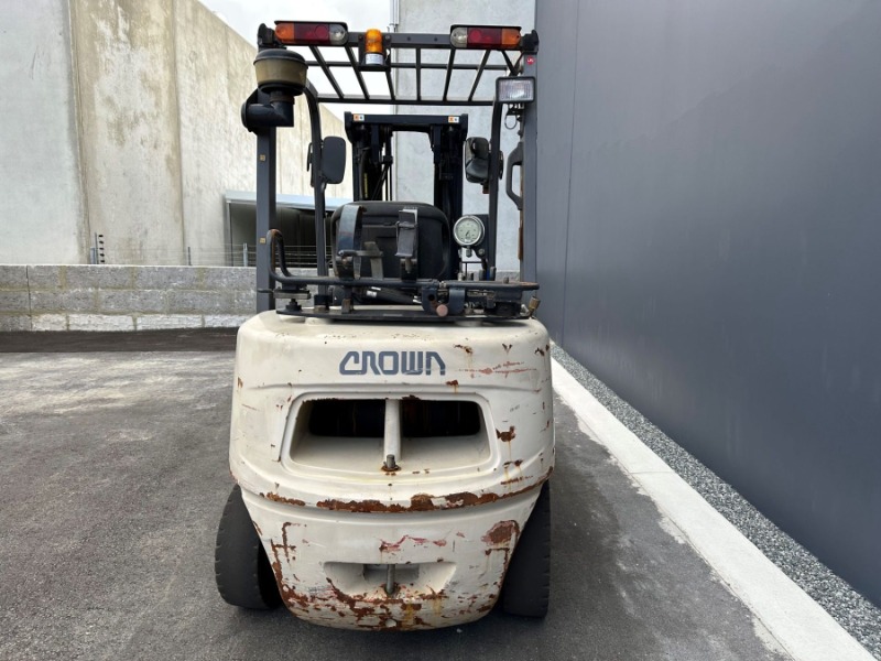 
								Crown 3300kg LPG forklift with 3 stage mast, sideshift and weight gauge. full									
