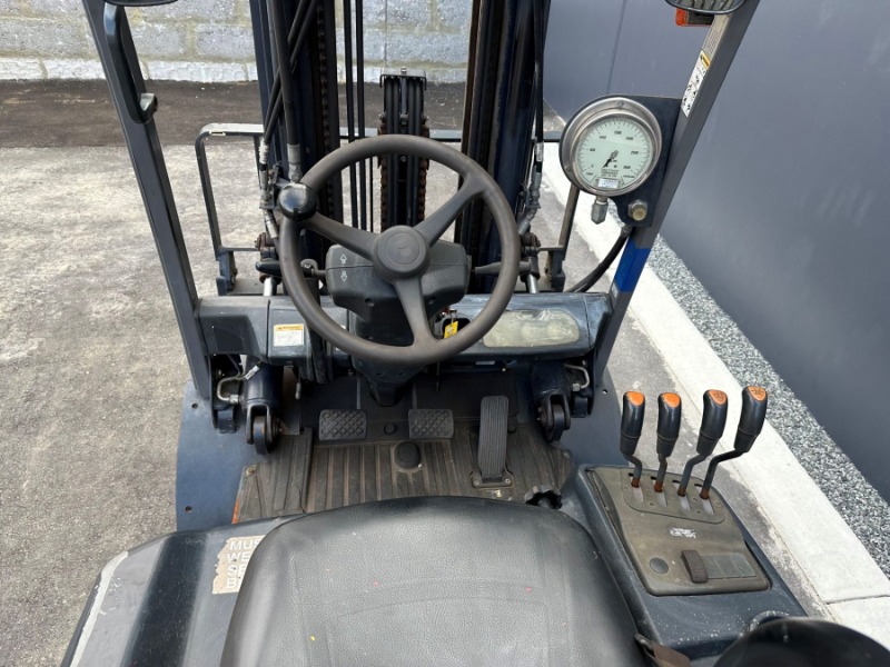 
								Crown 3300kg LPG forklift with 3 stage mast, sideshift and weight gauge. full									