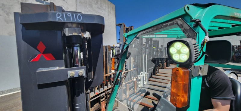 
								Mitsubishi 1800kg LPG forklift with 3000mm mast and sideshift full									
