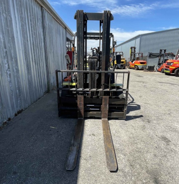 
								Clark 5000kg capacity LPG forklift with 5500mm 3 stage mast, sideshift, & fork positioner full									
