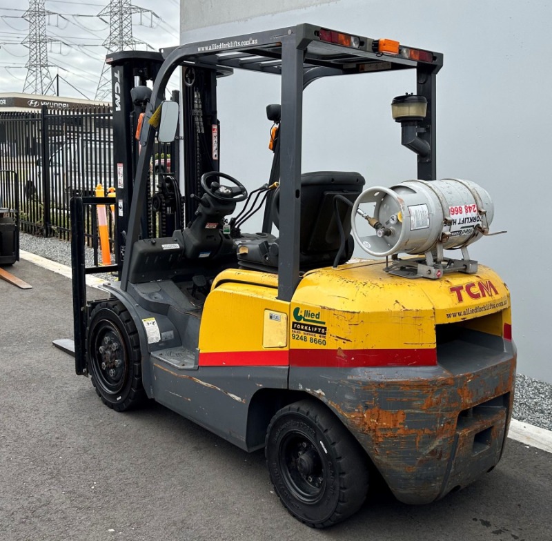 
								TCM 3000kg LPG with 4800mm mast full									