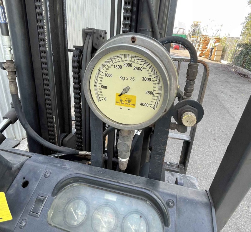 
								Komatsu 5000kg LPG forklift with 4500mm 2-stage mast, fire extinguisher, & fork positioner full									