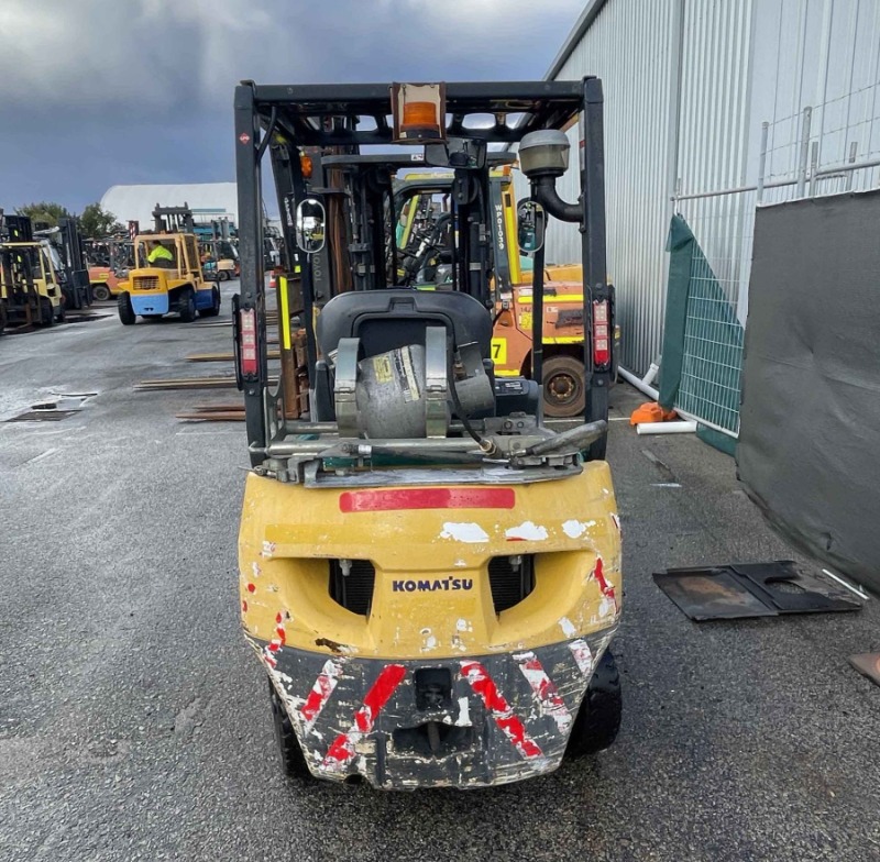 
								Komatsu 1800kg LPG forklift with 4300mm 3-stage mast & sideshift full									