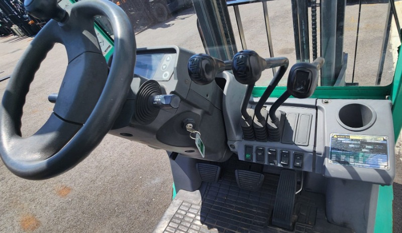 
								Mitsubishi 1800kg LPG forklift with 3000mm mast and sideshift full									