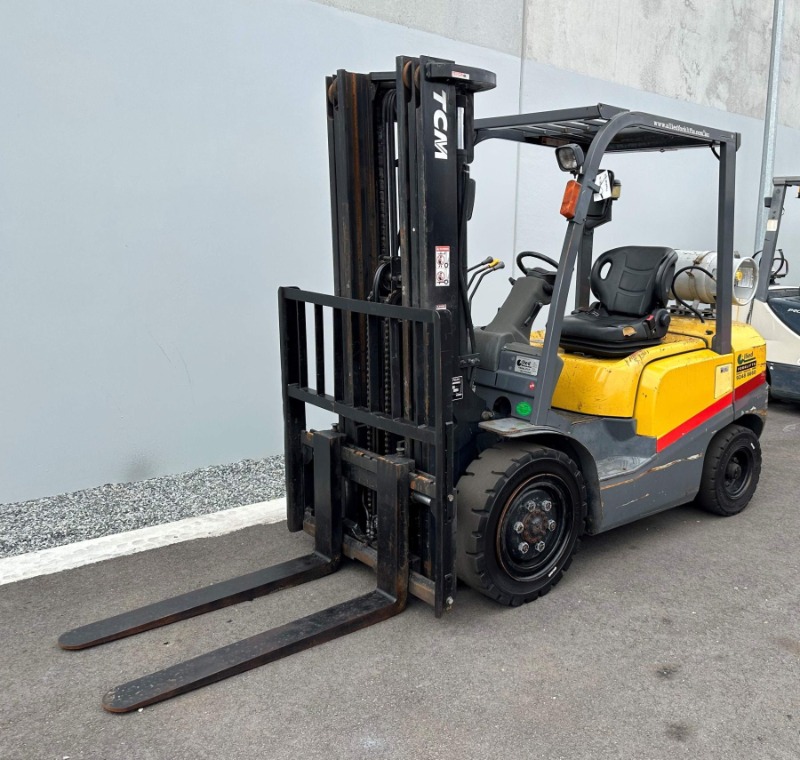 
								TCM 3000kg LPG with 4800mm mast full									