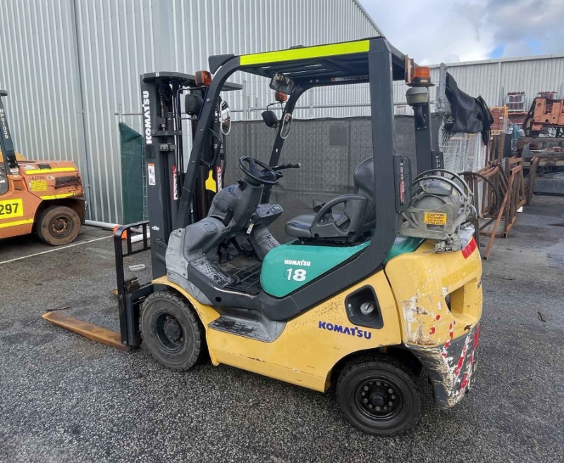 
								Komatsu 1800kg LPG forklift with 4300mm 3-stage mast & sideshift full									