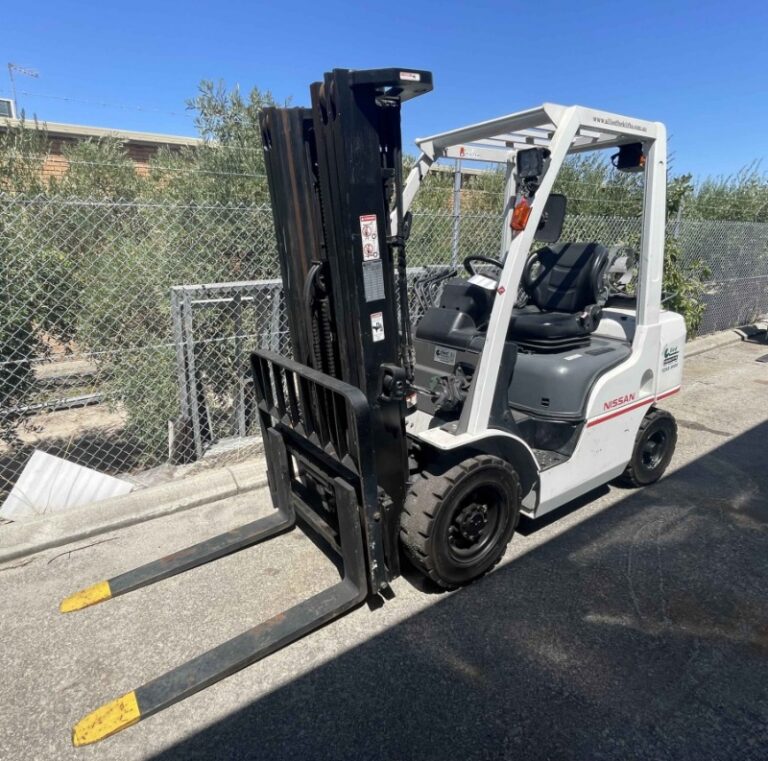 Nissan 2500kg LPG forklift with 4500mm 3 stage mast & sideshift