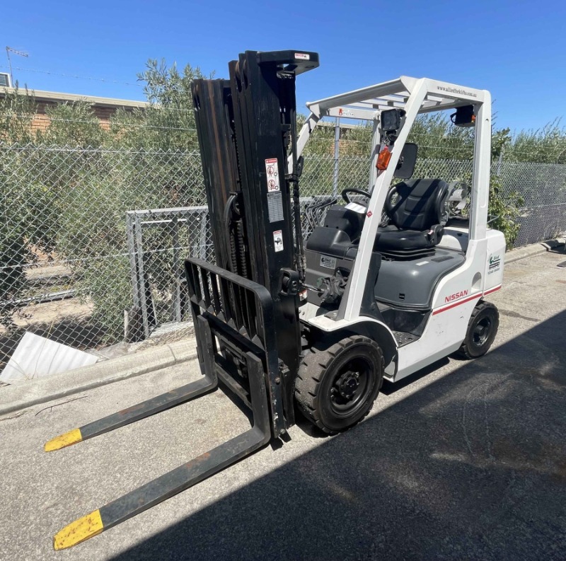 Nissan 2500kg LPG forklift with 4500mm 3 stage mast & sideshift