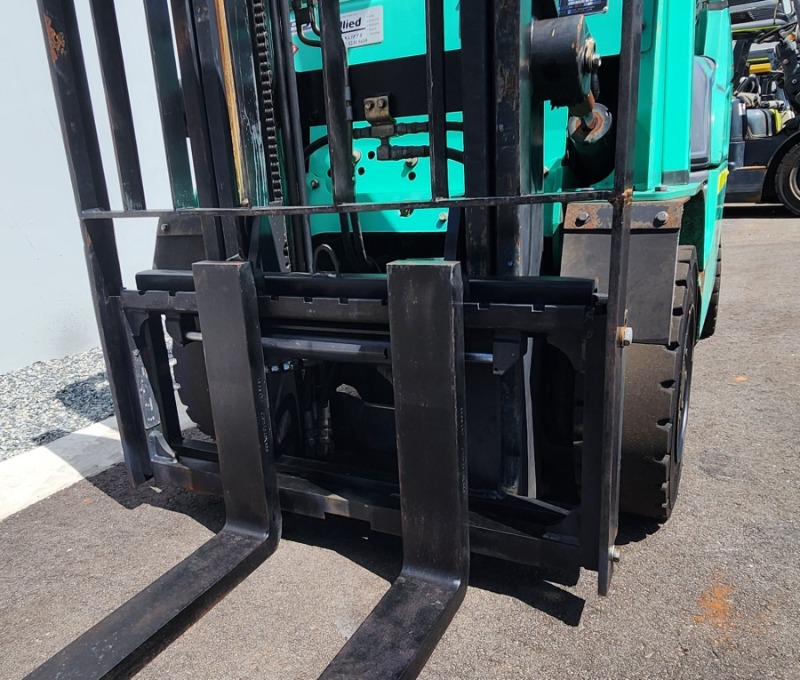 
								Mitsubishi 1800kg LPG forklift with 3000mm mast and sideshift full									