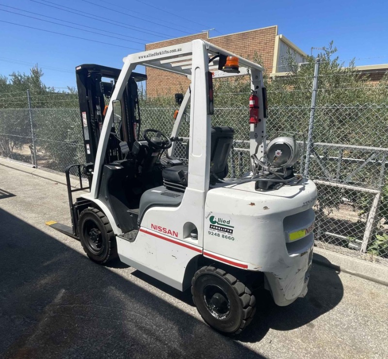 
								Nissan 2500kg LPG forklift with 4500mm 3 stage mast & sideshift full									